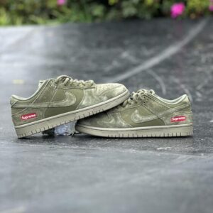 Nike SB Dunk Low - Supreme