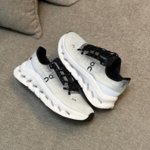 On Cloudtilt - Black and White